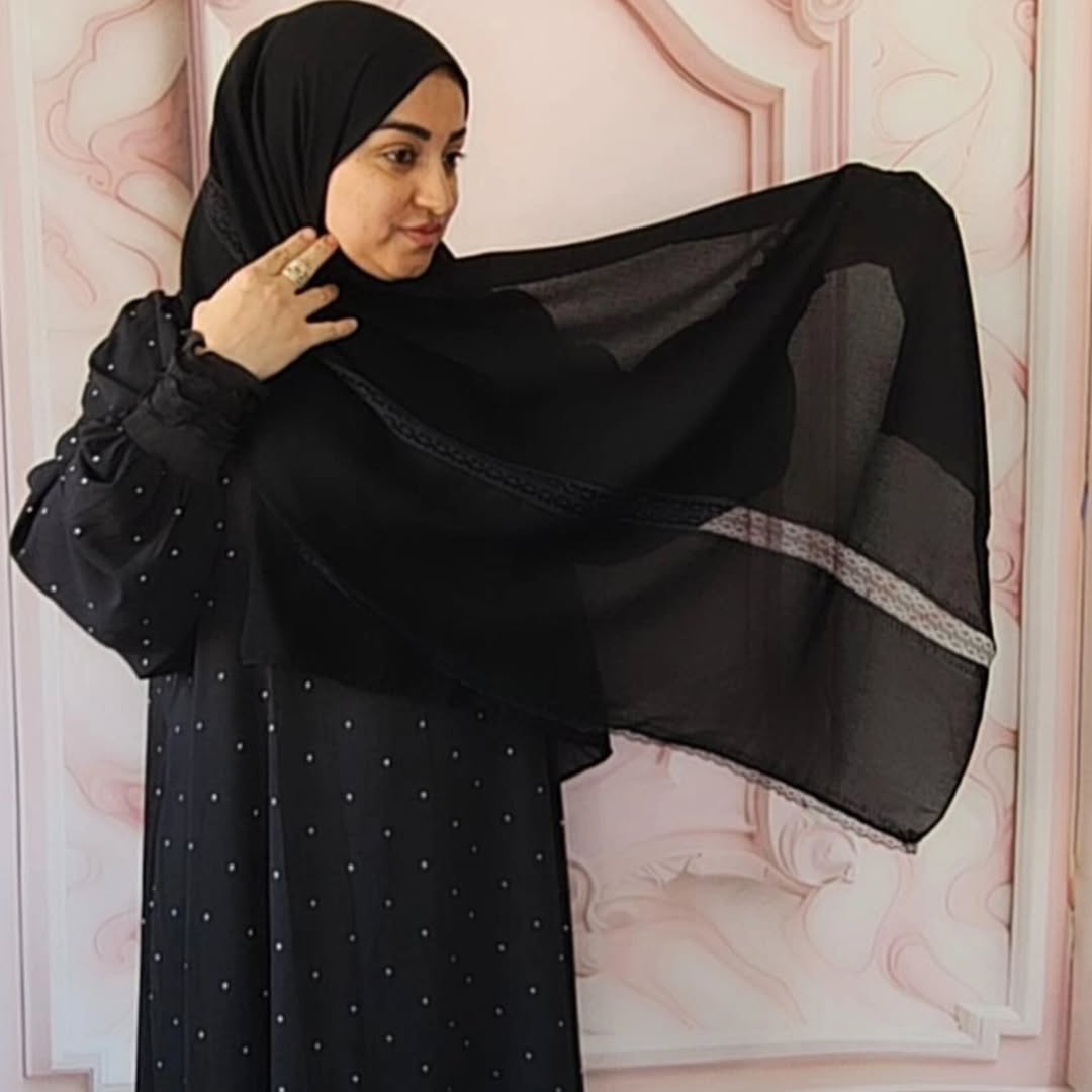 شال مجلسی جنس کرپ درختی دور گیپور داخل دانتل  و نگین دارد