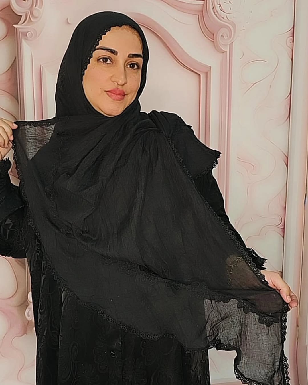 شال نخ کتان سبک و خنک دستک ماهی(اریب) دور دانتل و اپلیکه گل دارد