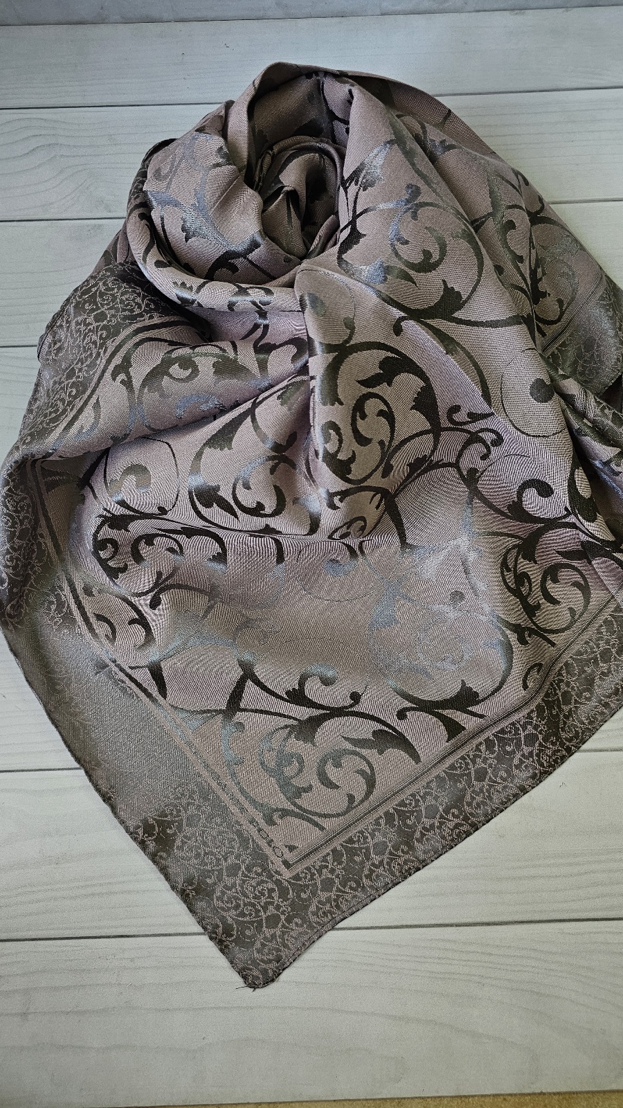 روسری ابریشم دو رو ترک قواره 120 دور دوخت رنگ کالباسی طرحدار