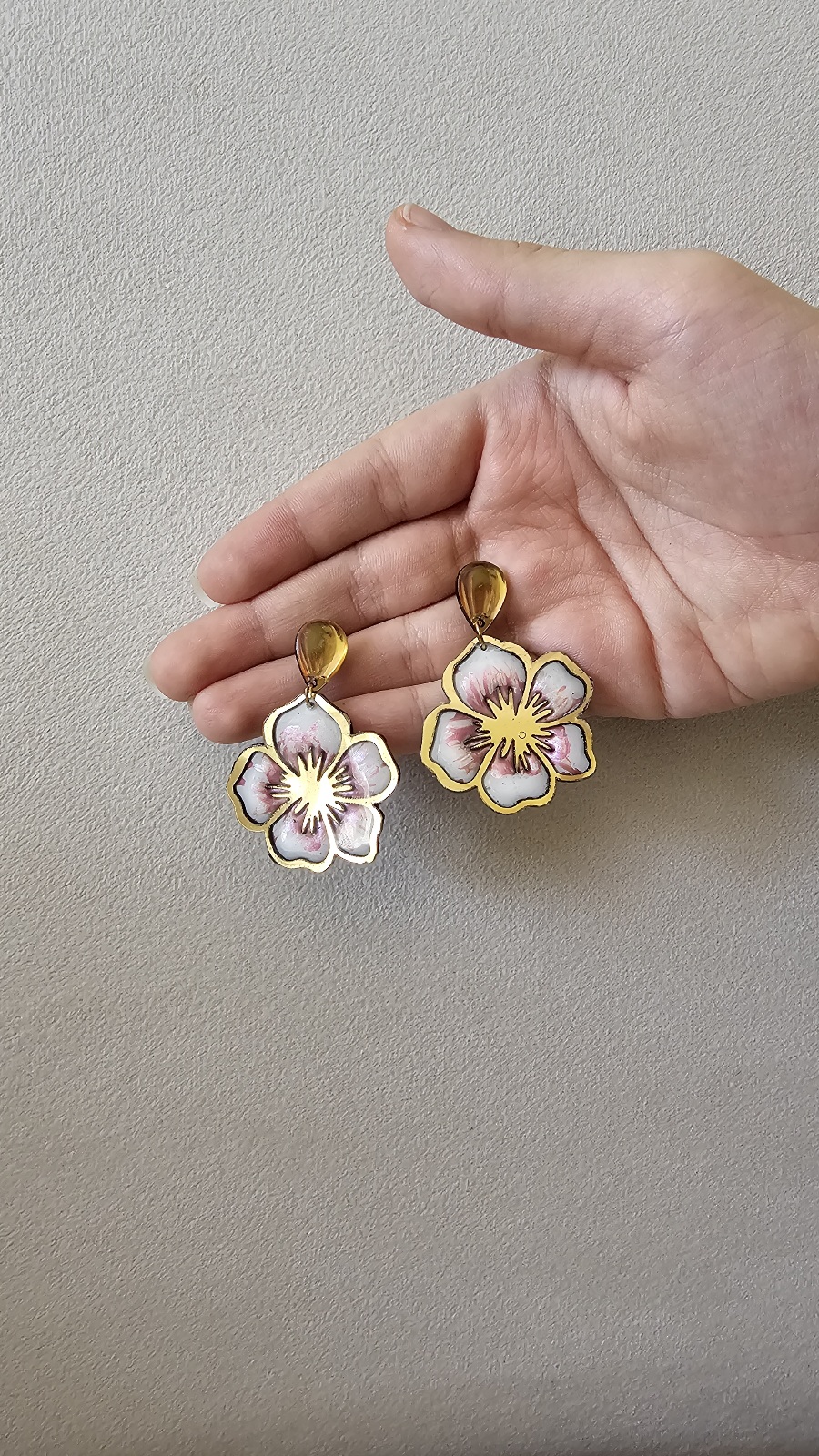 گوشواره های رزینی میخی طرح گل