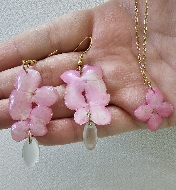 ست گوشواره و گردنبند رزینی طرح گل هورتانسیا